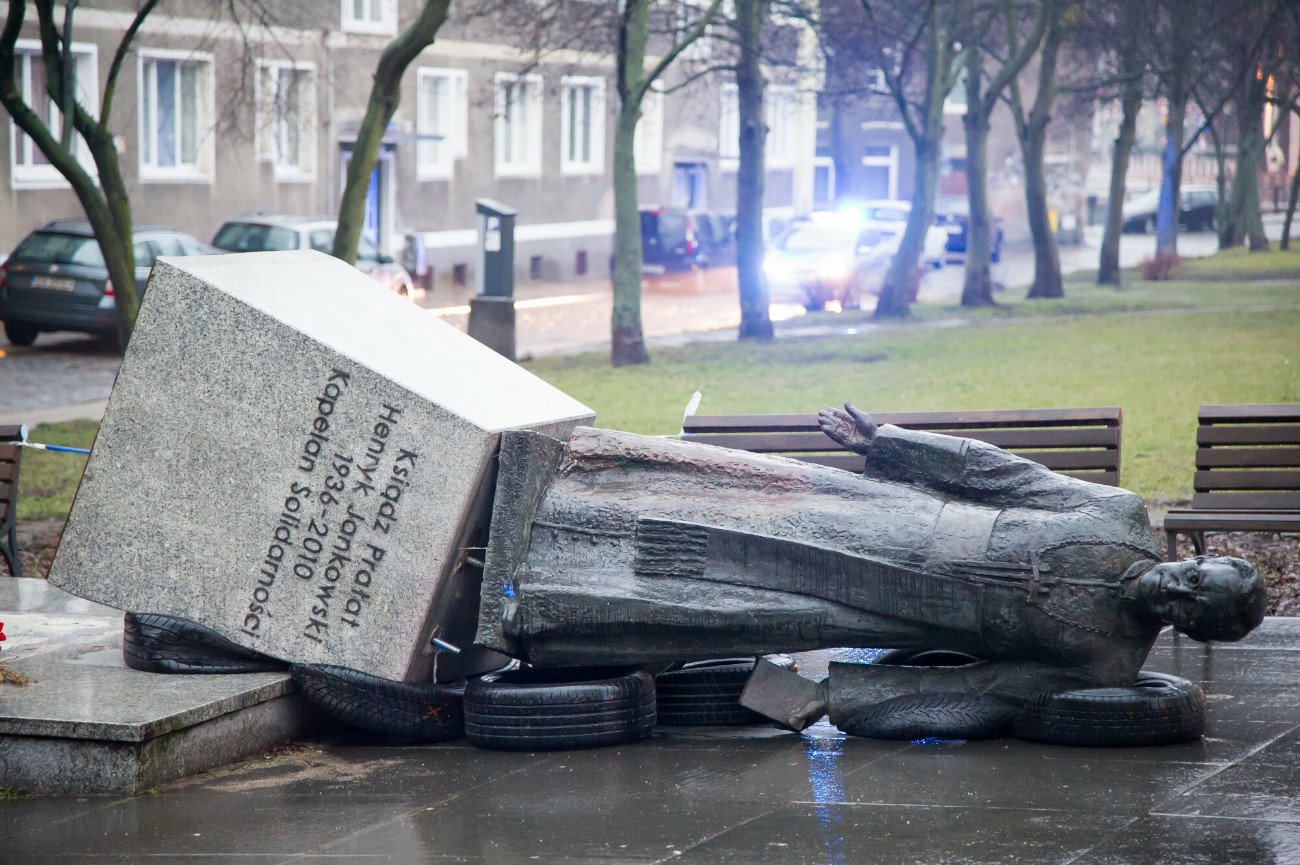 Wiadomo, kiedy zapadnie wyrok ws. przewrócenia pomnika ks. Jankowskiego.