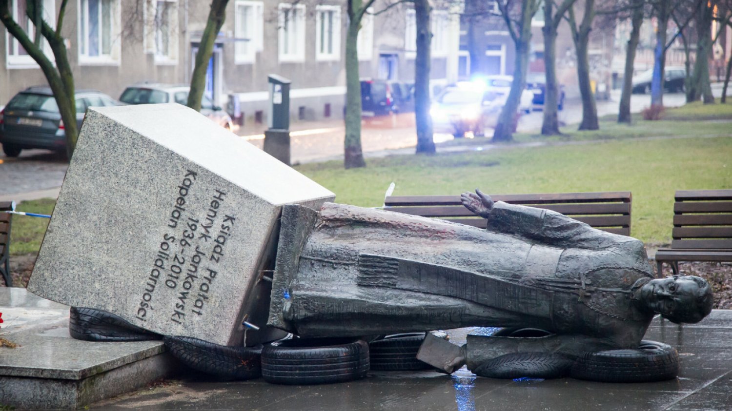 Wiadomo, kiedy zapadnie wyrok ws. przewrócenia pomnika ks. Jankowskiego.