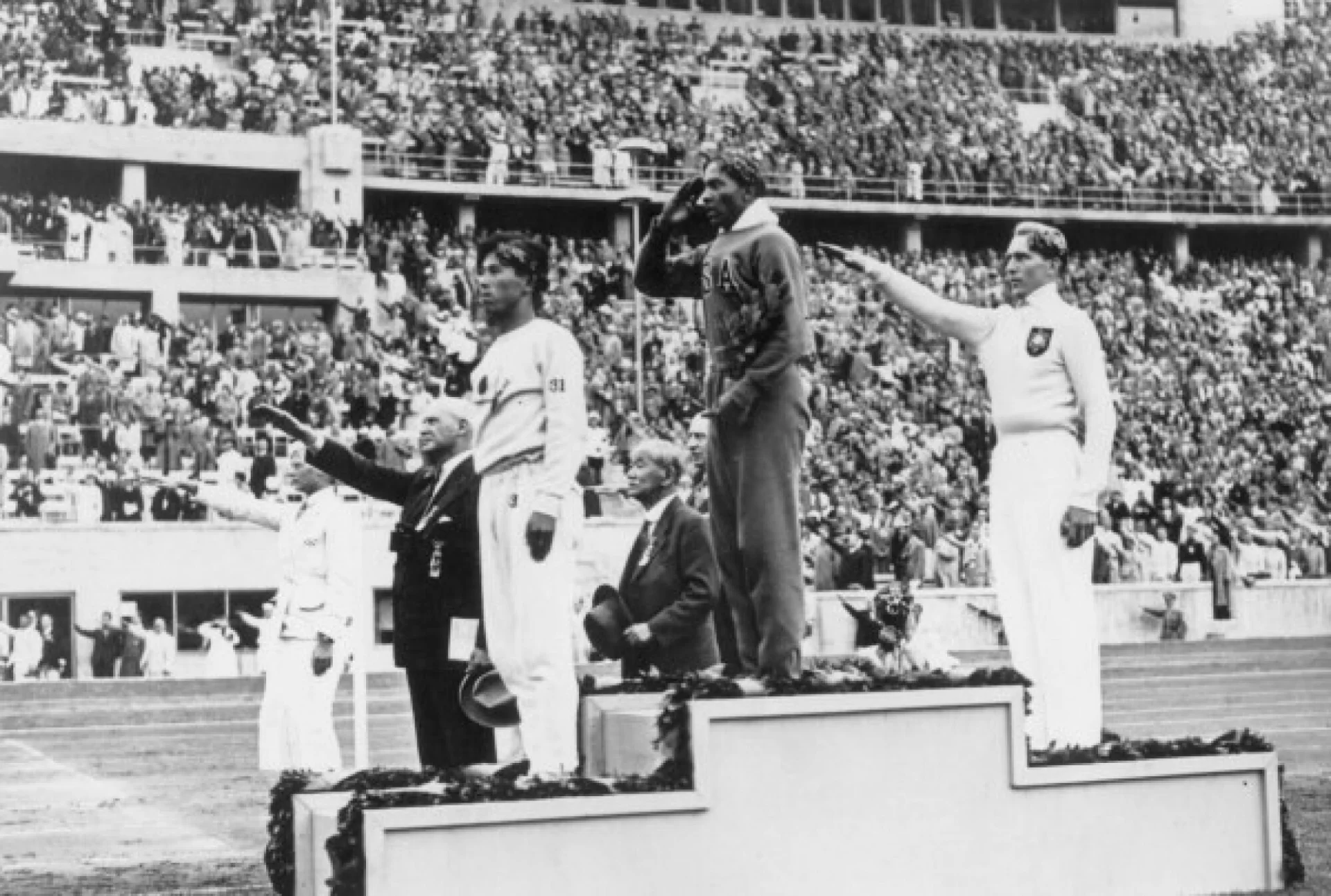 Jesse Owens na olimpijskim podium w Berlinie w 1936 roku