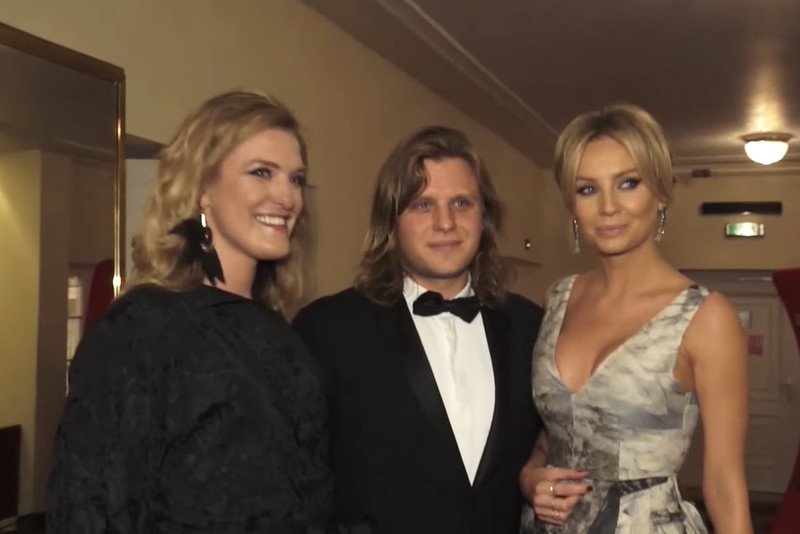 Piotr Woźniak-Starak z siostrą Julią i żoną Agnieszką.