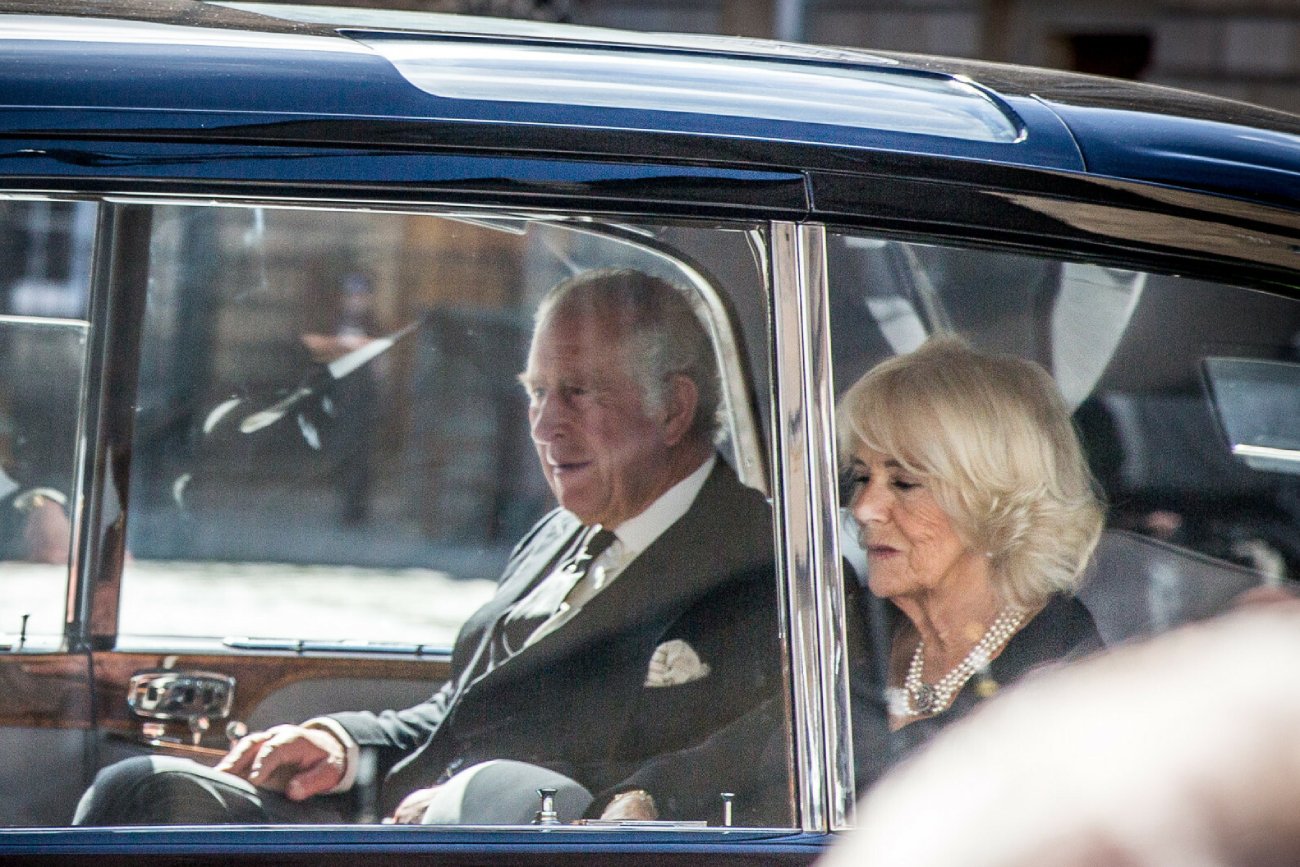 Francja: Protesty przyczyną odwołania wizyty w Paryżu króla Karola III