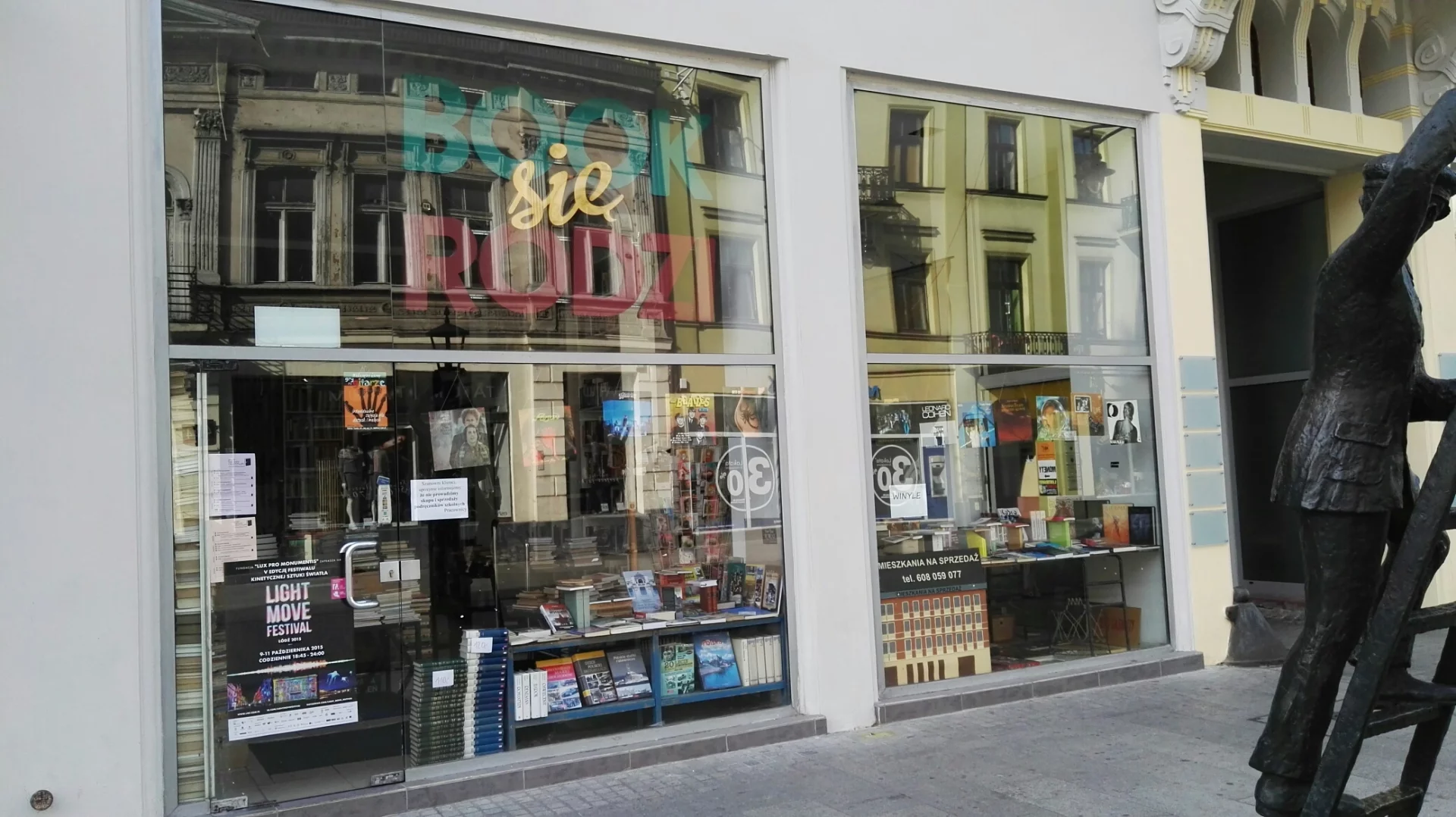 "Book się rodzi" i kawałek posągu, które były rozsiane po częśći ul. Piotrkowskiej. Ładne i pomysłowe.