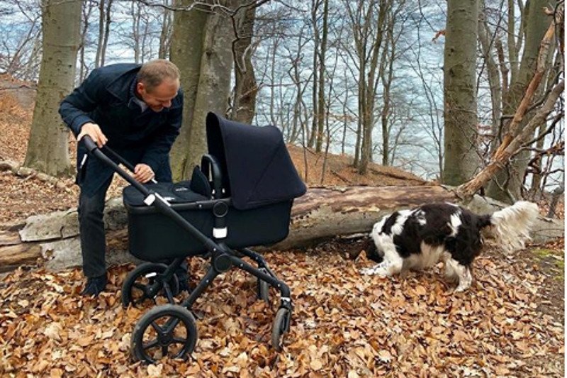 Donald Tusk wybrał się na spacer w z wnuczką psem Portosem.