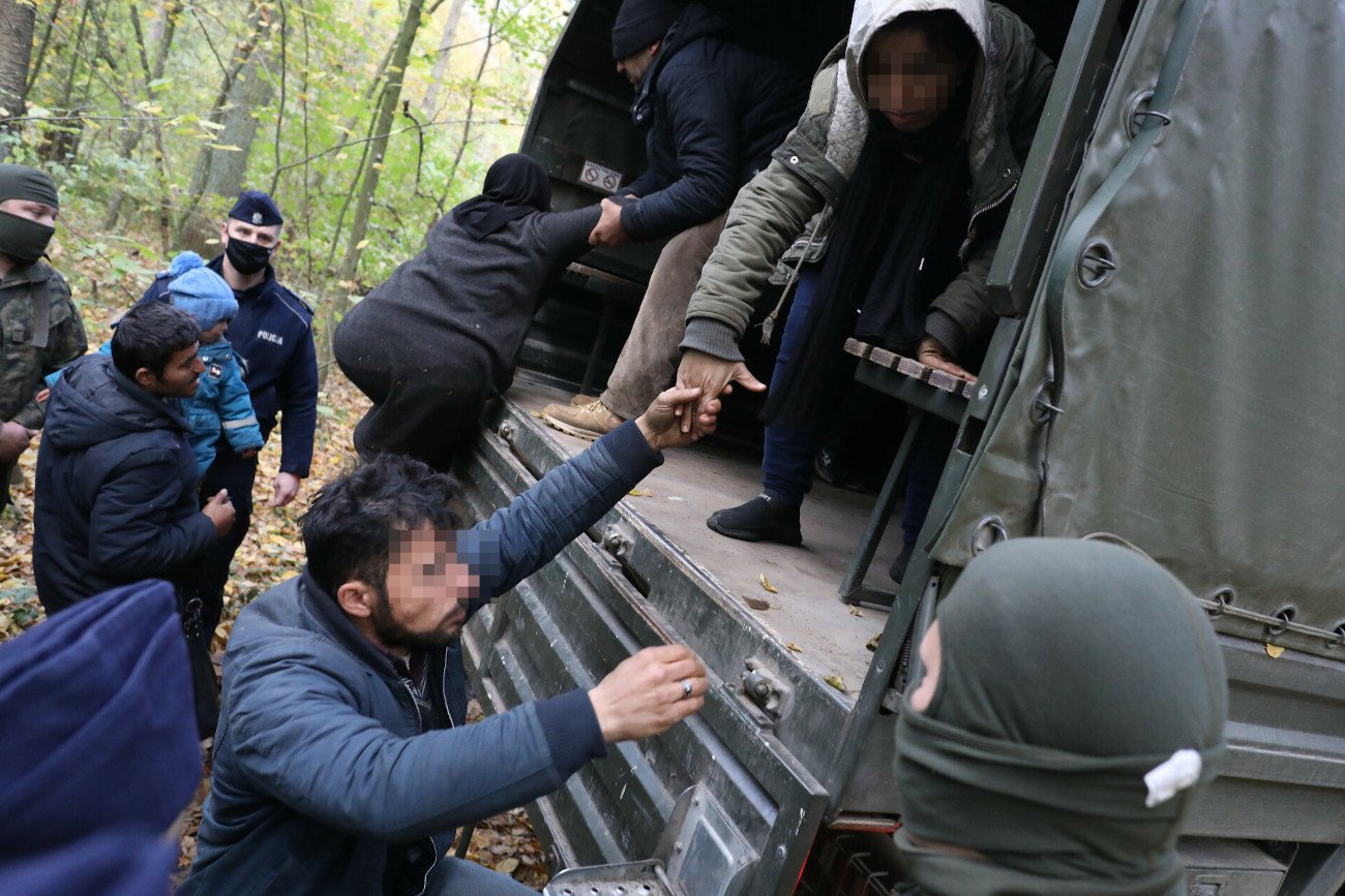 Grupa irackich Kurdów zatrzymana przez polską Straż Graniczną w lesie na terenie Hajnówki.