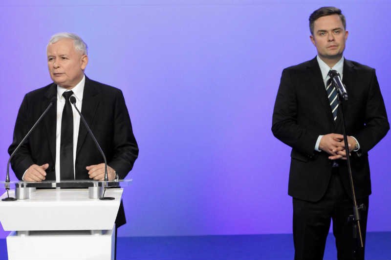 Adam Hofman konsekwentnie realizuje plan powrotu do PiS. Plan, który działa.