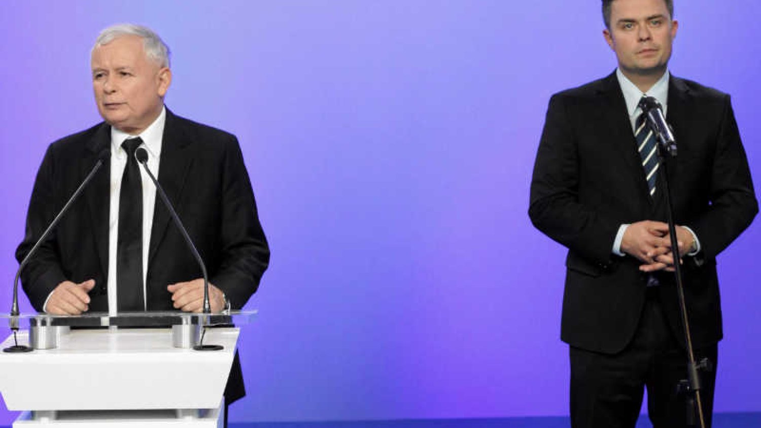Adam Hofman konsekwentnie realizuje plan powrotu do PiS. Plan, który działa.
