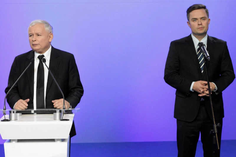Adam Hofman konsekwentnie realizuje plan powrotu do PiS. Plan, który działa.