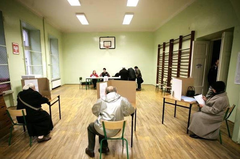 PiS wygrywa pierwsze wybory od 9 lat. PKW przy dramatycznie niskiej frekwencji liczyła kilkadziesiąt tysięcy głosów do rana