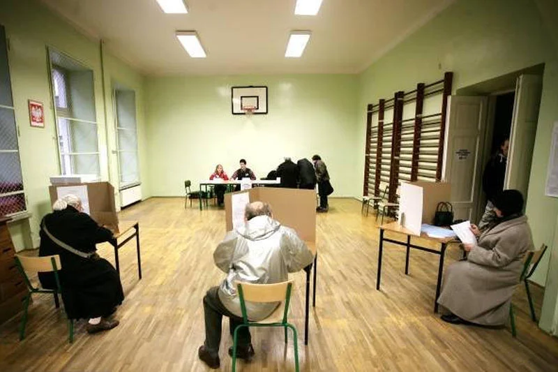 PiS wygrywa pierwsze wybory od 9 lat. PKW przy dramatycznie niskiej frekwencji liczyła kilkadziesiąt tysięcy głosów do rana