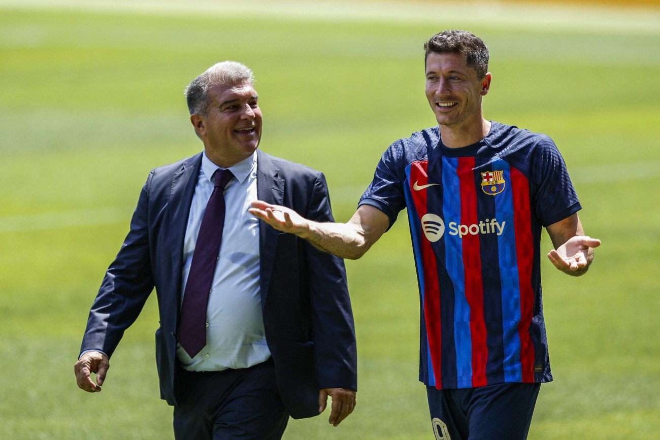 Prezydent Barcy Joan Laporta i Robert Lewandowski. Polak może tylko rozłożyć ręce, patrząc na proces budowy drużyny.