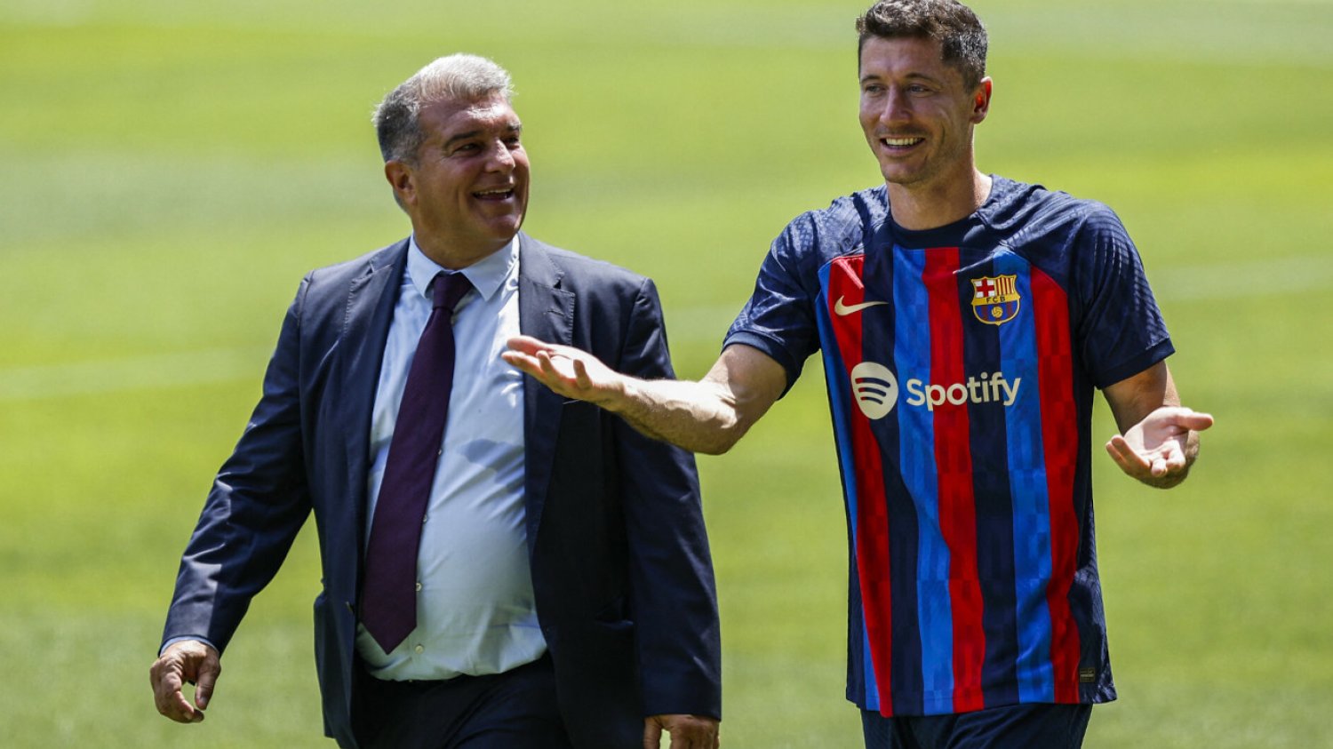 Prezydent Barcy Joan Laporta i Robert Lewandowski. Polak może tylko rozłożyć ręce, patrząc na proces budowy drużyny.