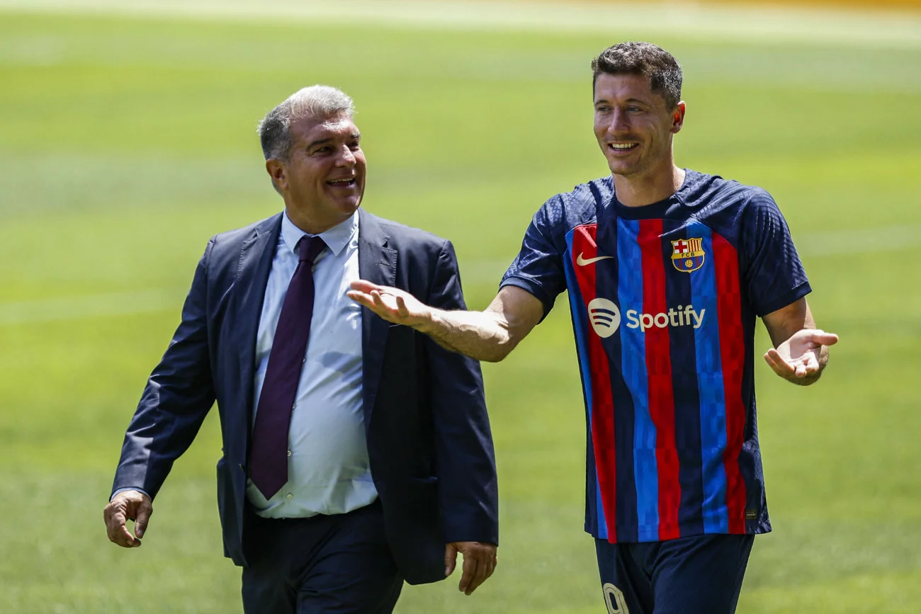 Prezydent Barcy Joan Laporta i Robert Lewandowski. Polak może tylko rozłożyć ręce, patrząc na proces budowy drużyny.