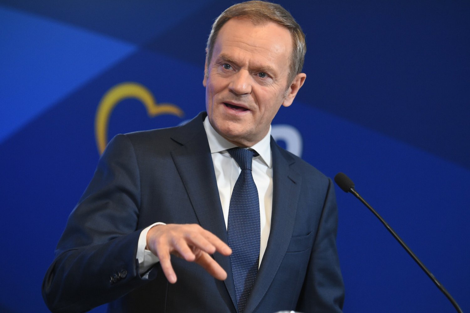 Lider PO Donald Tusk ocenił, że Jarosław Kaczyński jest zdrajcą polskiego interesu narodowego.