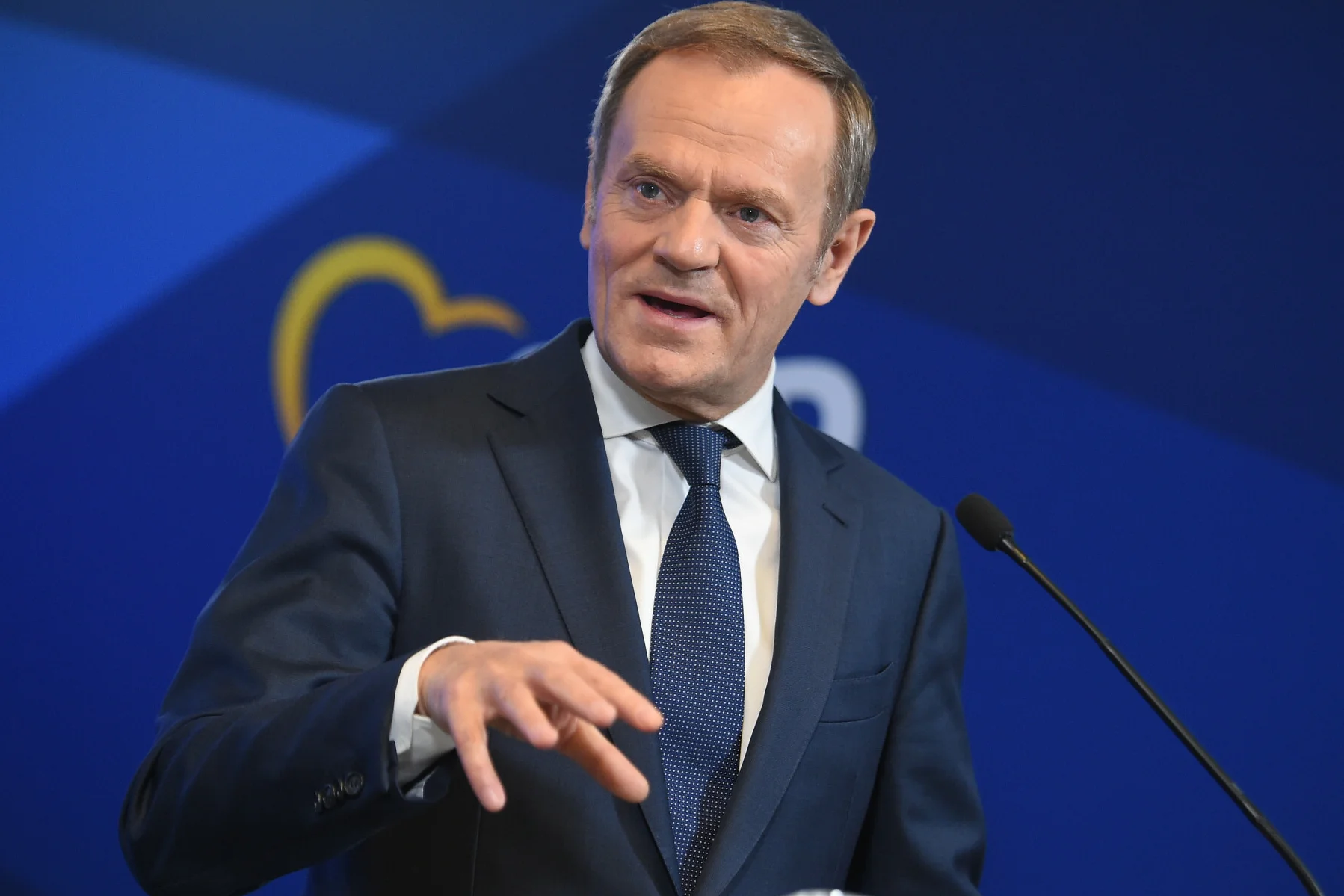 Lider PO Donald Tusk ocenił, że Jarosław Kaczyński jest zdrajcą polskiego interesu narodowego.