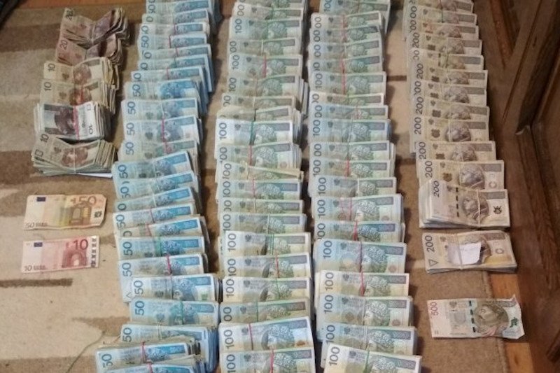 W mieszkaniu 73-latki znaleziono prawie milion złotych.