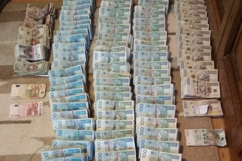 W mieszkaniu 73-latki znaleziono prawie milion złotych.