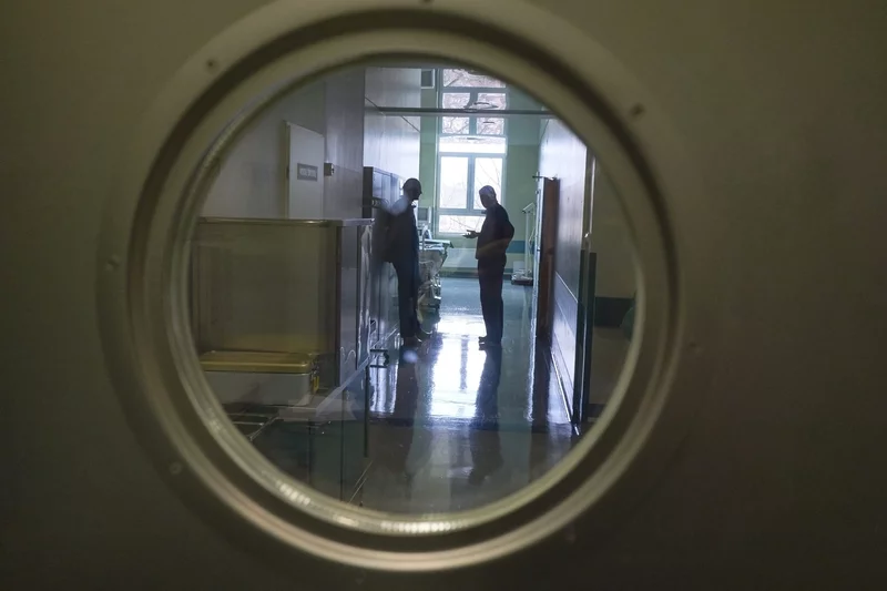 Konin: zmarła kobieta, w której ciele zaszyto narzędzie. Zawieszono lekarza.