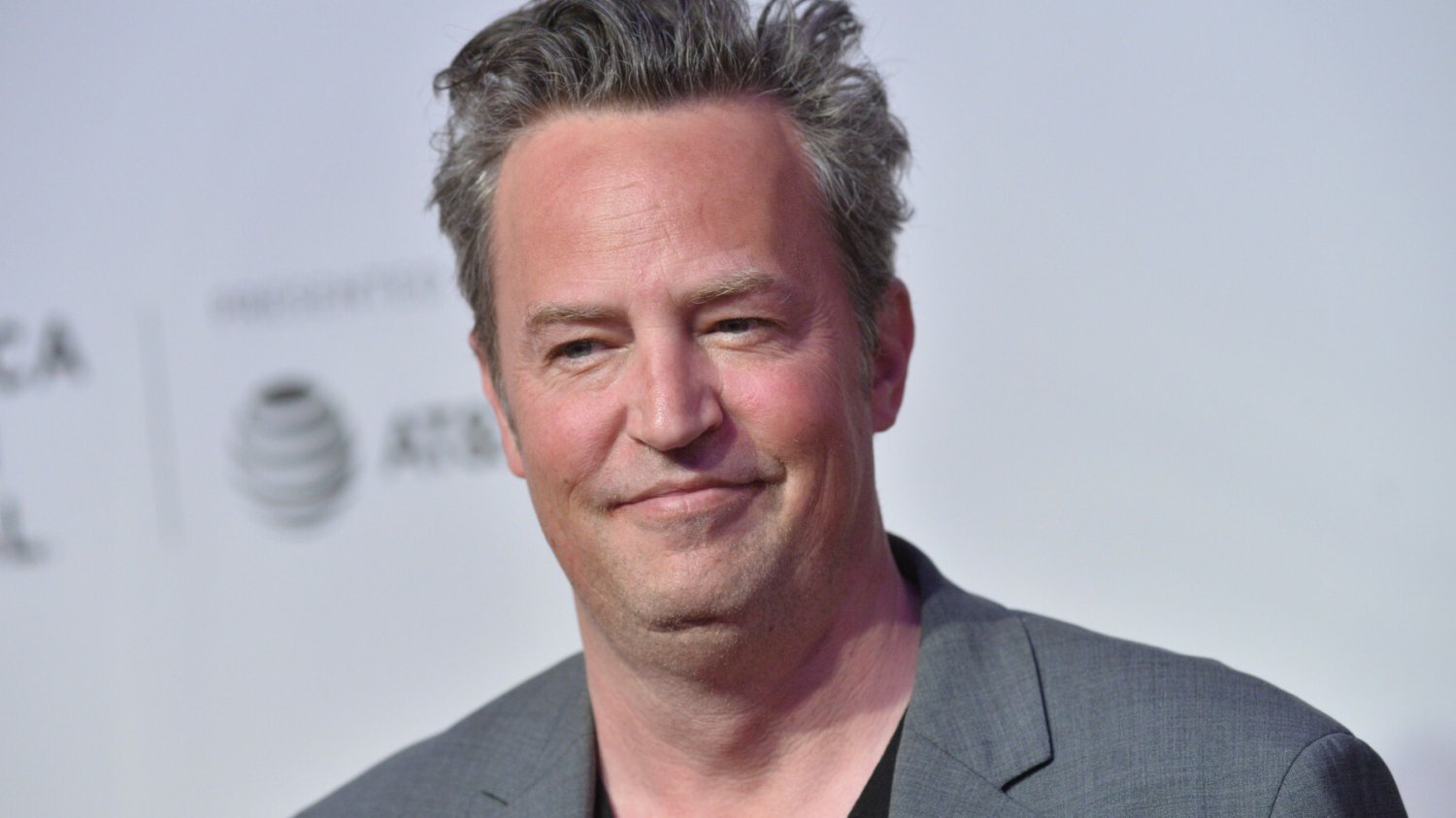Matthew Perry stracił zęby przez opioidy. Matthew Perry stracił zęby przez opioidy.
