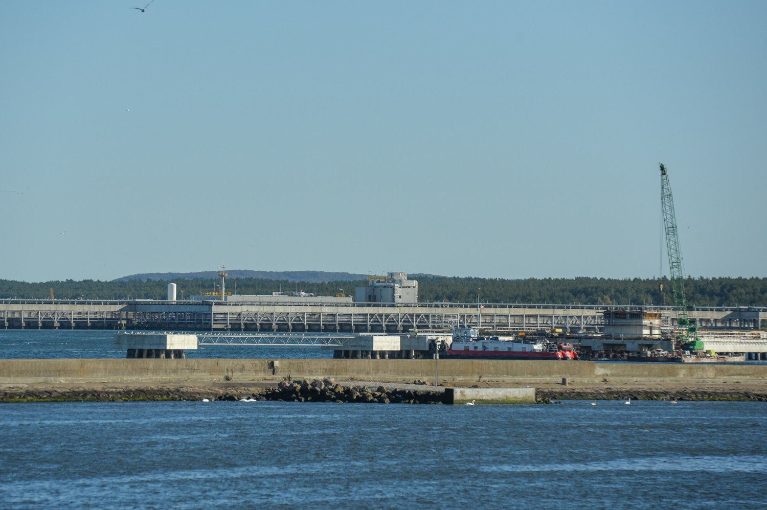 Wojewoda Zachodniopomorski wprowadzi czasowy zakaz zbliżania się bliżej niż 200 m do gazoportu w Świnoujściu.