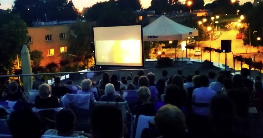 Kino letnie na dachu siedziby PROM Kultury