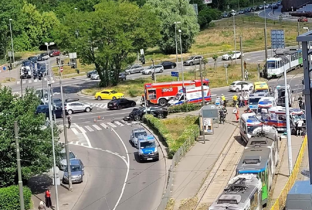 Szczecin. Dramatyczny wypadek karetki. Wjechała prosto w przystanek