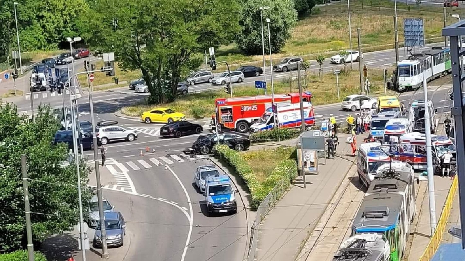 Szczecin. Dramatyczny wypadek karetki. Wjechała prosto w przystanek