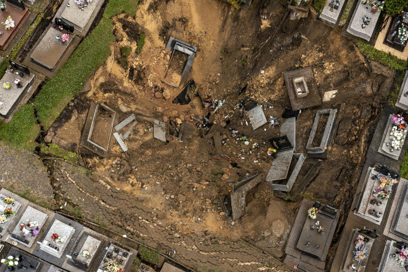 Zapadlisko na cmentarzu w Trzebini