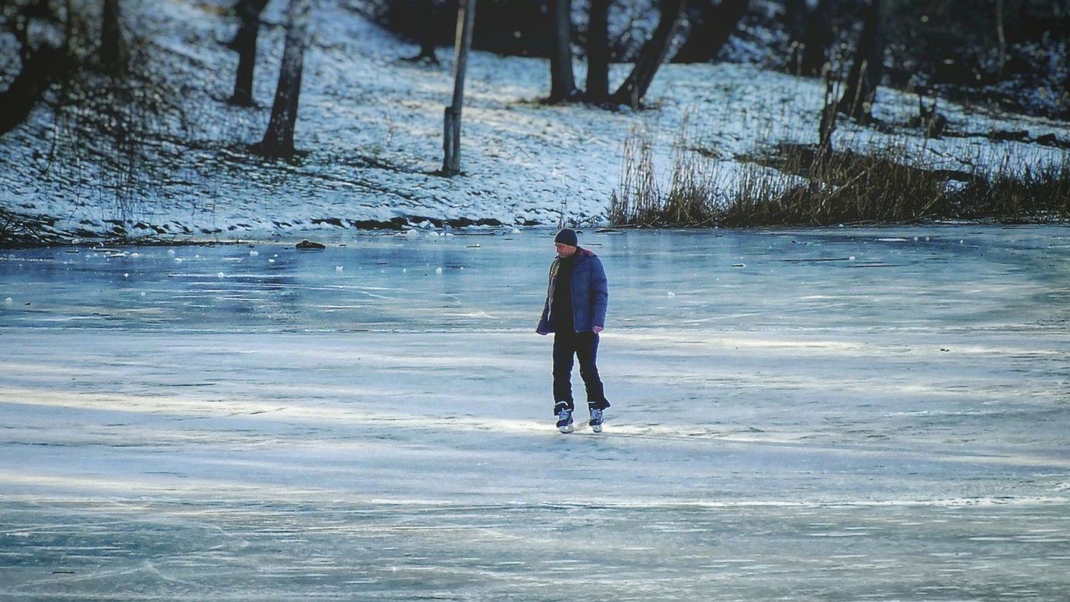 Mężczyzna na lodzie
