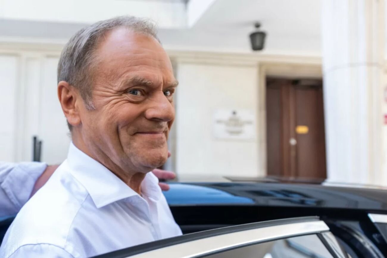 Tusk znowu wbija szpilkę Morawieckiemu, tym razem w sprawie projektu "Przyjaznego Osiedla"