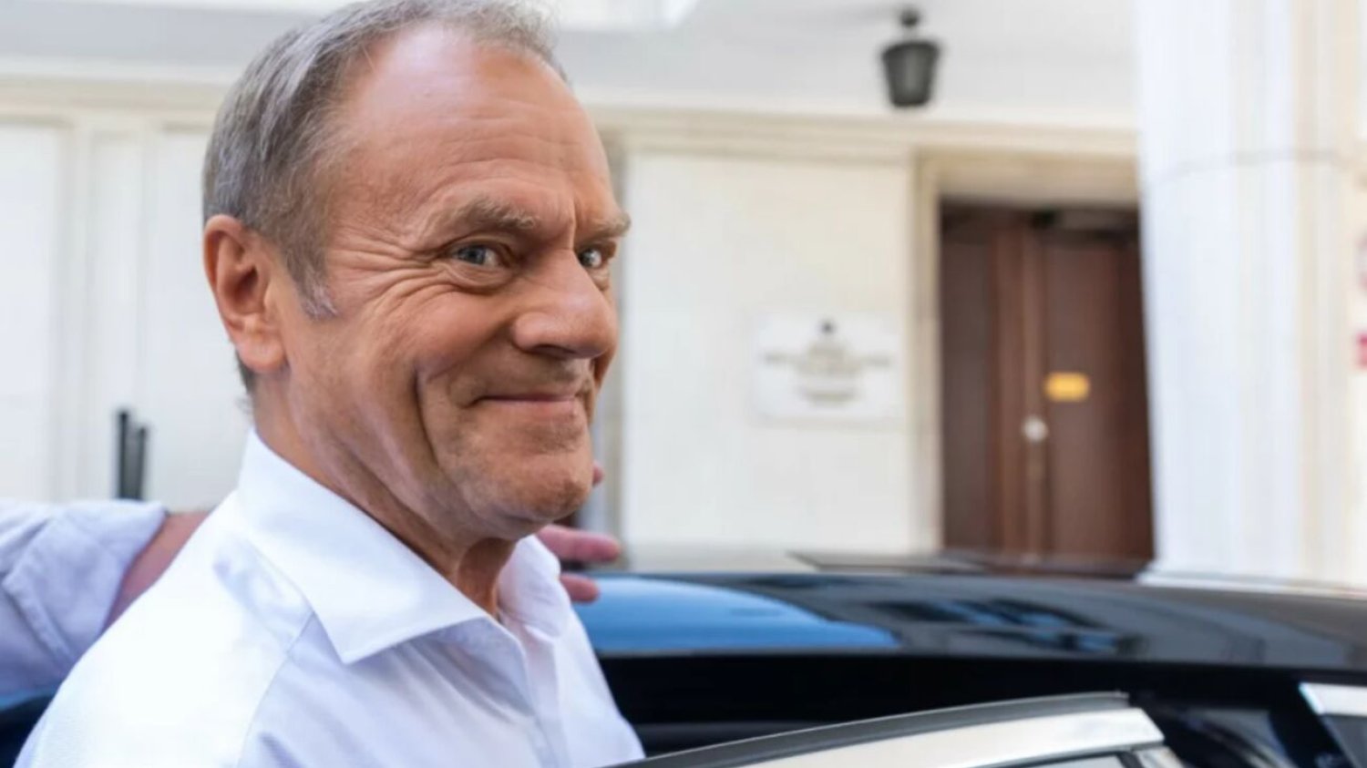 Tusk znowu wbija szpilkę Morawieckiemu, tym razem w sprawie projektu "Przyjaznego Osiedla"