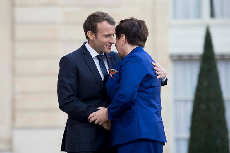 Uwagę internautów przykuło powitanie Emmanuela Macrona i reakcja Beaty Szydło.