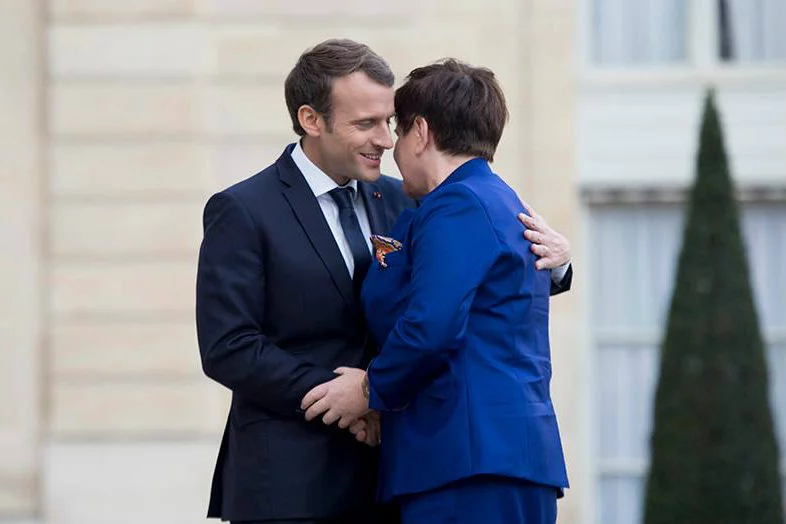Uwagę internautów przykuło powitanie Emmanuela Macrona i  reakcja Beaty Szydło.