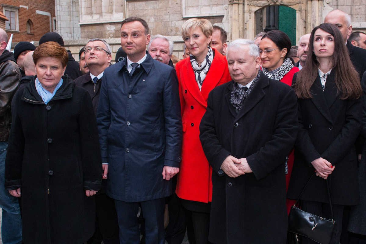 Andrzej Duda i PiS śpiewając "Ojczyznę wolną racz nam wrócić Panie" umniejszają pamięć o ofiarach.