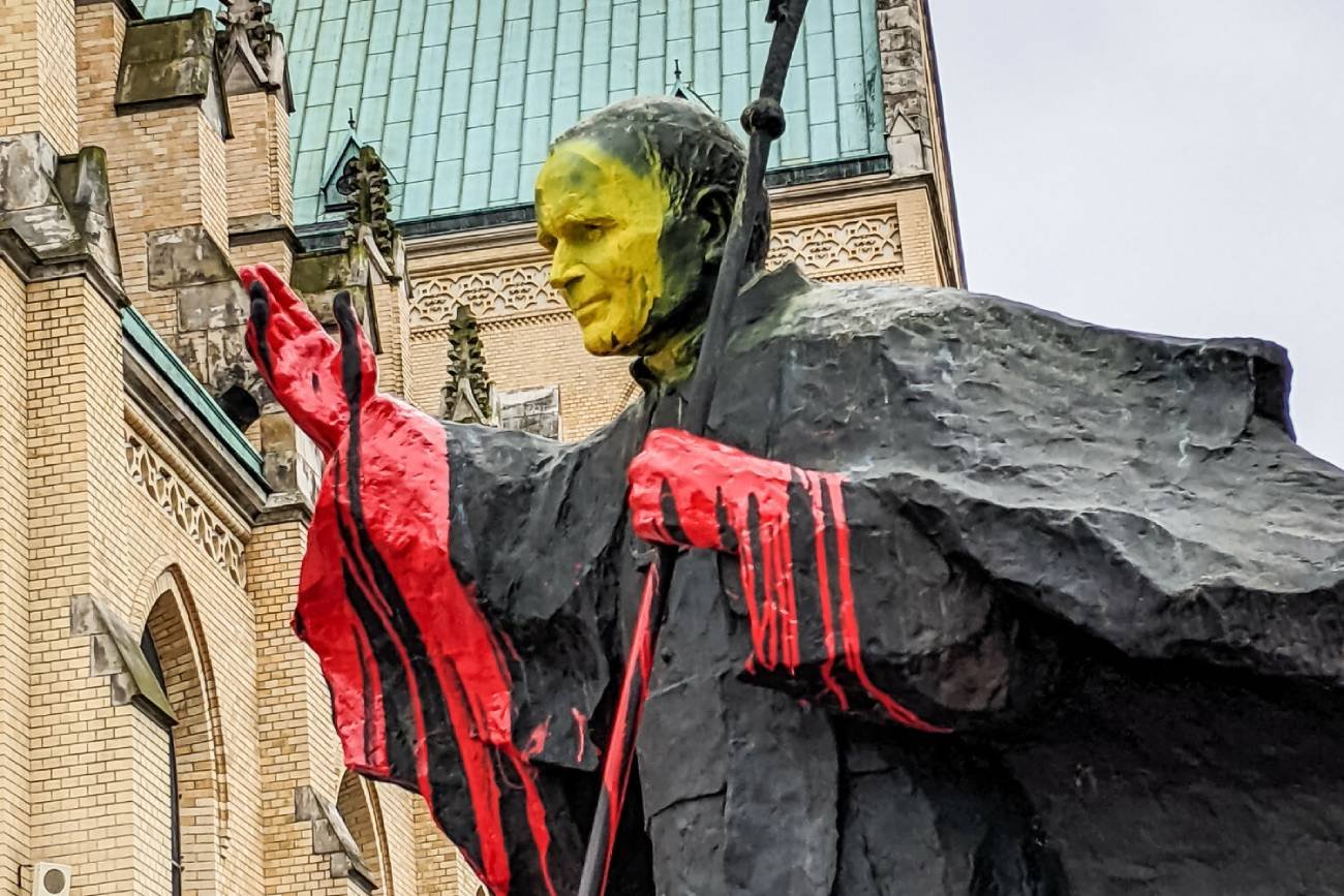 Zdewastowany pomnik Jana Pawła II – zatrzymano 25-letniego mężczyznę