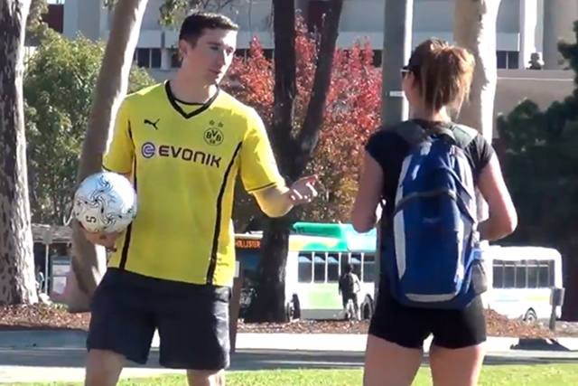 Przebrany za Roberta Lewandowskiego chłopak prosił dziewczyny o podanie numeru telefonu.