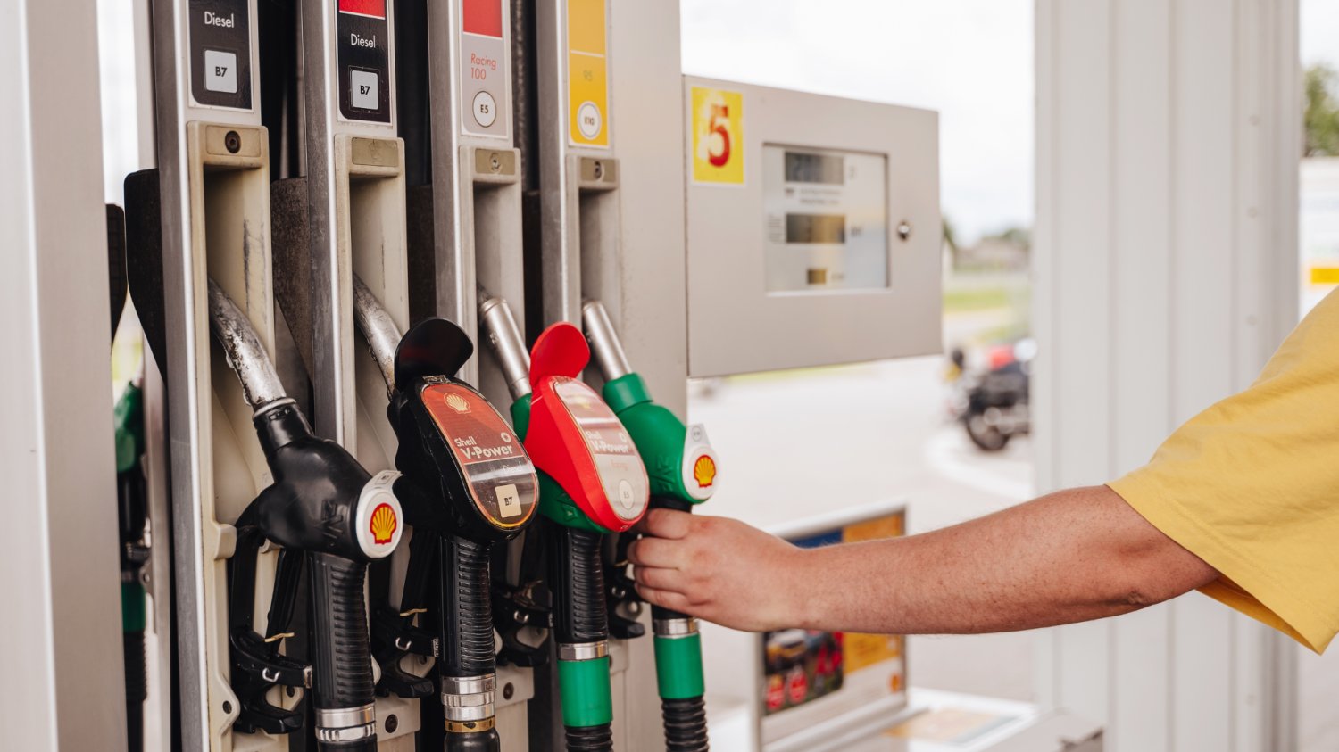 Dystrybutor na stacji paliw Shell