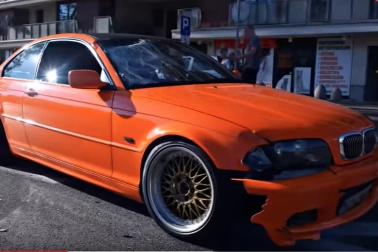 Na nowym nagraniu z wypadku na warszawskich Bielanach dokładnie widać moment uderzenia bmw w mężczyznę, który prowadził wózek z dzieckiem.