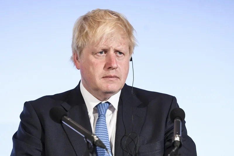 Boris Johnson oddycha samodzielnie.