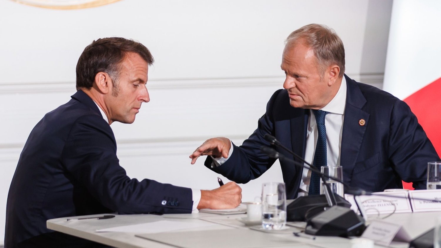 Macron specjalnie pominął Tuska? Jest reakcja na krążące nagranie