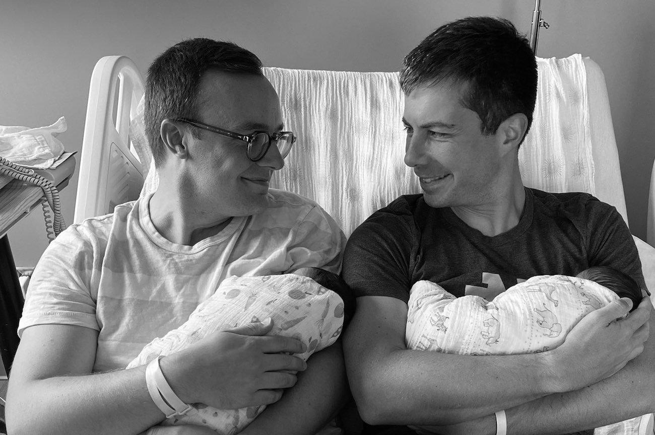 Pete Buttigieg, amerykański sekretarz transportu, z mężem i dziećmi.