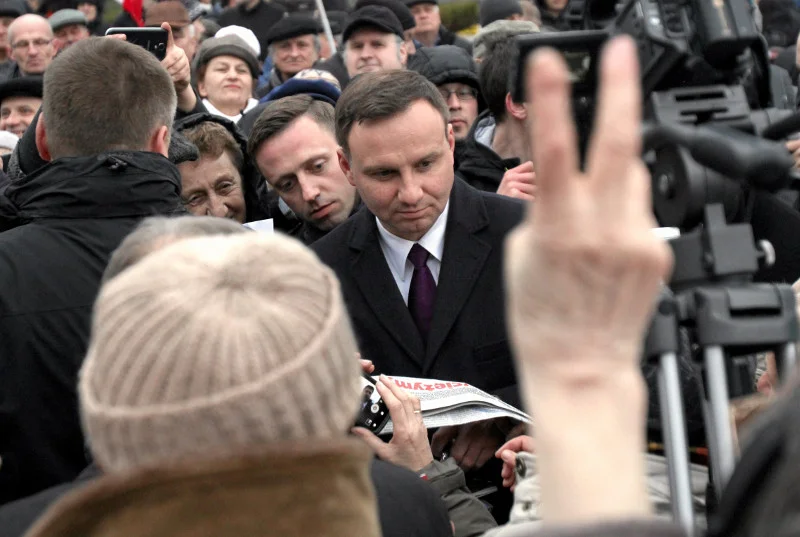 Twardy elektorat PiS jest nieco zaniepokojony nagłym złagodzeniem przez Dudę stanowiska ws. sztucznego zapłodnienia.