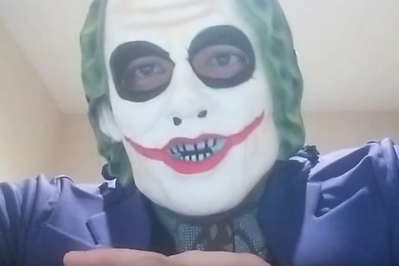 Zamaskowany mężczyzna grozi, że będzie zabijał Arabów