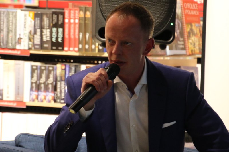 Piotr Krysiak jest autorem książki "Diler gwiazd".