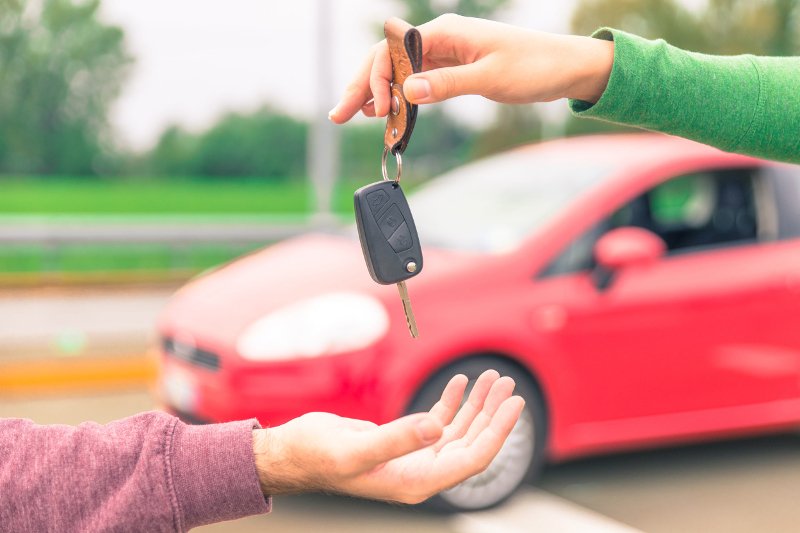 Jeśli w planach mamy odkupienie samochodu od innego kierowcy, powinniśmy zapoznać się z przepisami regulującymi zasady postępowania z polisą OC po zakupie oferowanego na rynku wtórnym samochodu