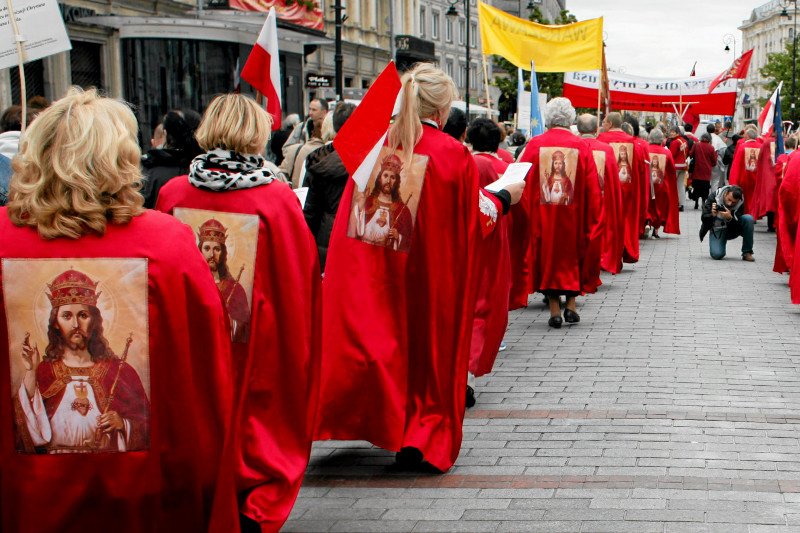 Radykałowie z PiS mogą się czuć zawiedzeni. Biskupi ogłoszą Jezusa Królem, ale nie Polski. Na zdjęciu warszawska manifestacja zwolenników ogłoszenia Chrystusa Królem Polski w 2010 r. w Warszawie