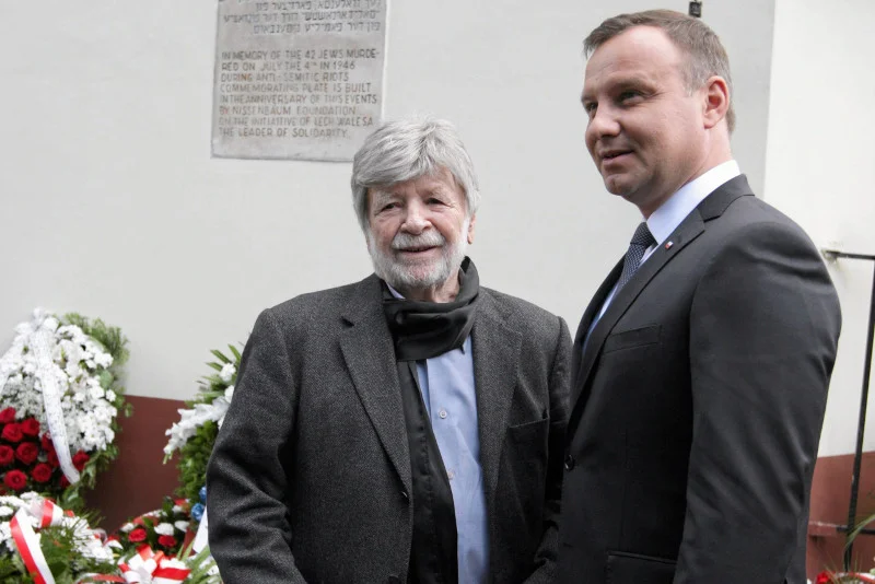 Szewach Weiss z prezydentem Andrzejem Dudą w trakcie obchodów 70. rocznicy pogromu kieleckiego (ul. Planty 7/9, 04.07.2016).