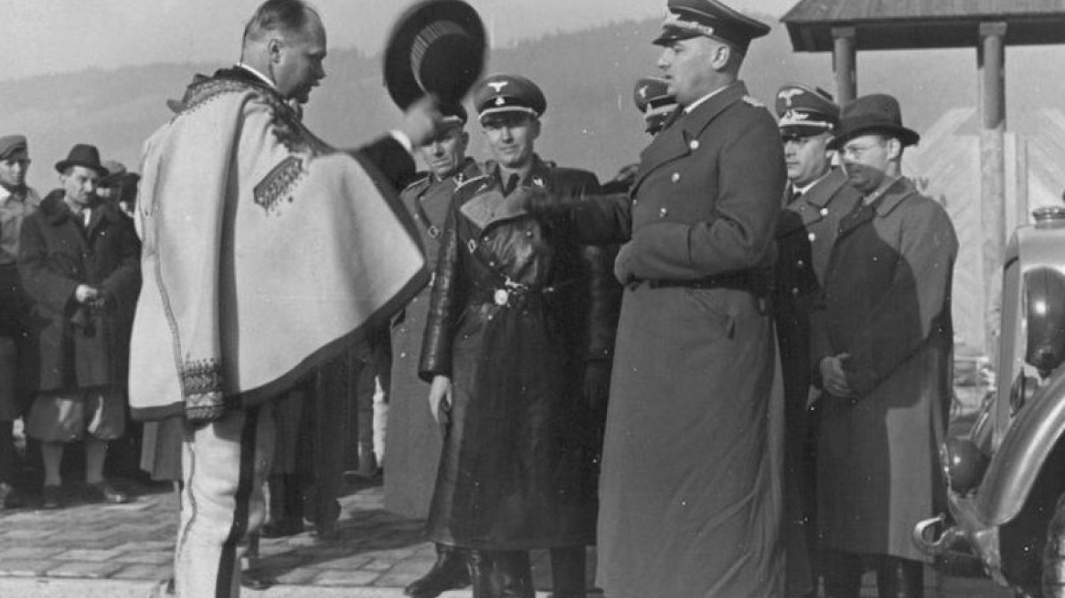Wacław Krzeptowski składa hołd Hansowi Frankowi. Goralenvolk to wstydliwa karta dziejów Podhala.