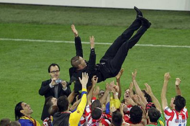 Radość piłkarzy Atletico Madryt i trenera  Diego Simeone po wygraniu Ligi Europejskiej