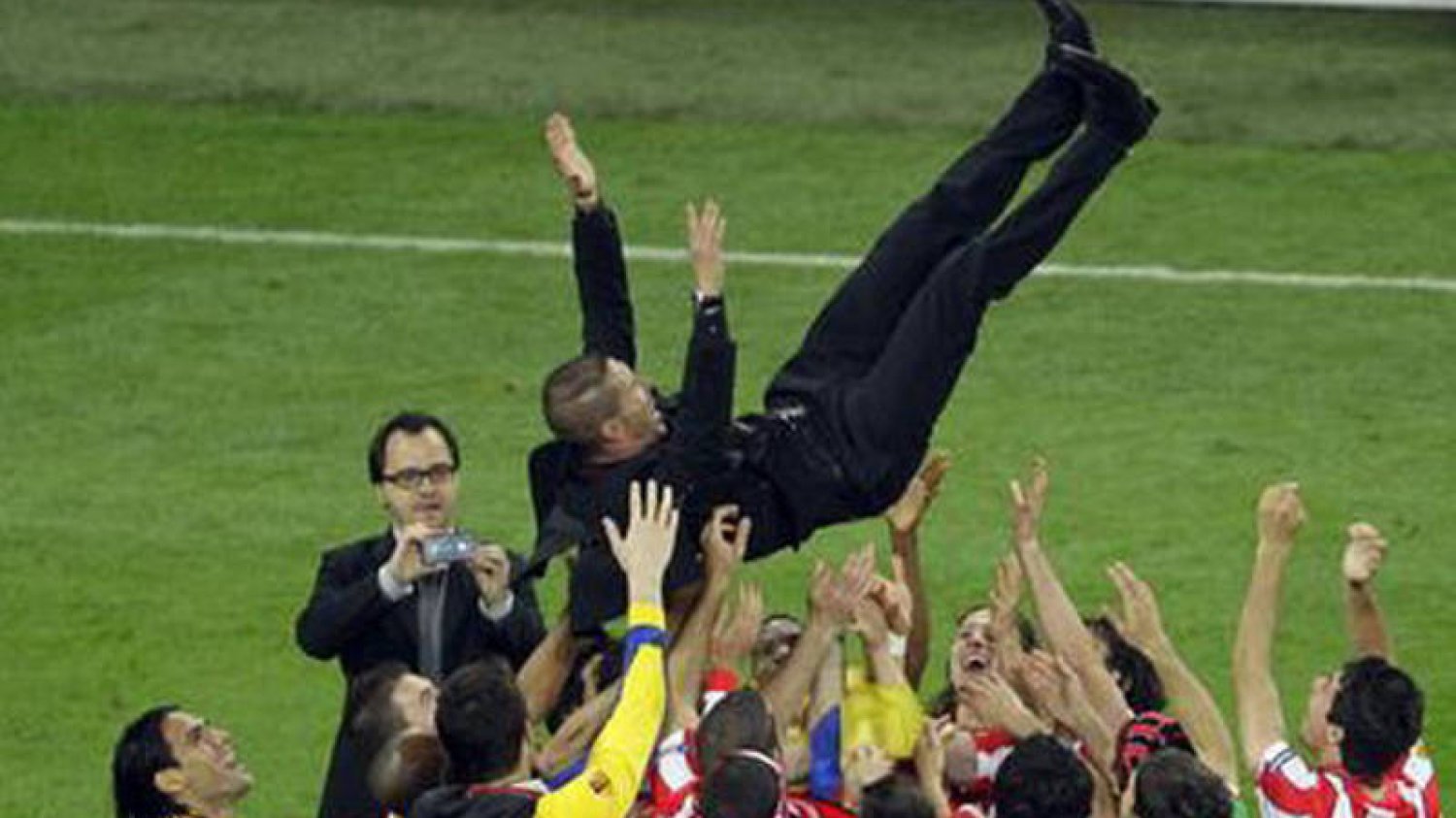 Radość piłkarzy Atletico Madryt i trenera Diego Simeone po wygraniu Ligi Europejskiej
