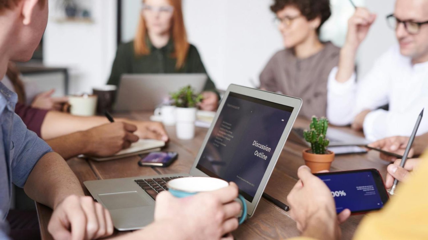 Jak wynika z badania Deloitte "Gen Z &Millennial Survey 2025", sposobem na retencję pracowników z pokolenia Z jest wsparcie ich rozwoju zawodowego. Świetnym narzędziem do osiągnięcia tego celu są wewnętrzne hackathony.